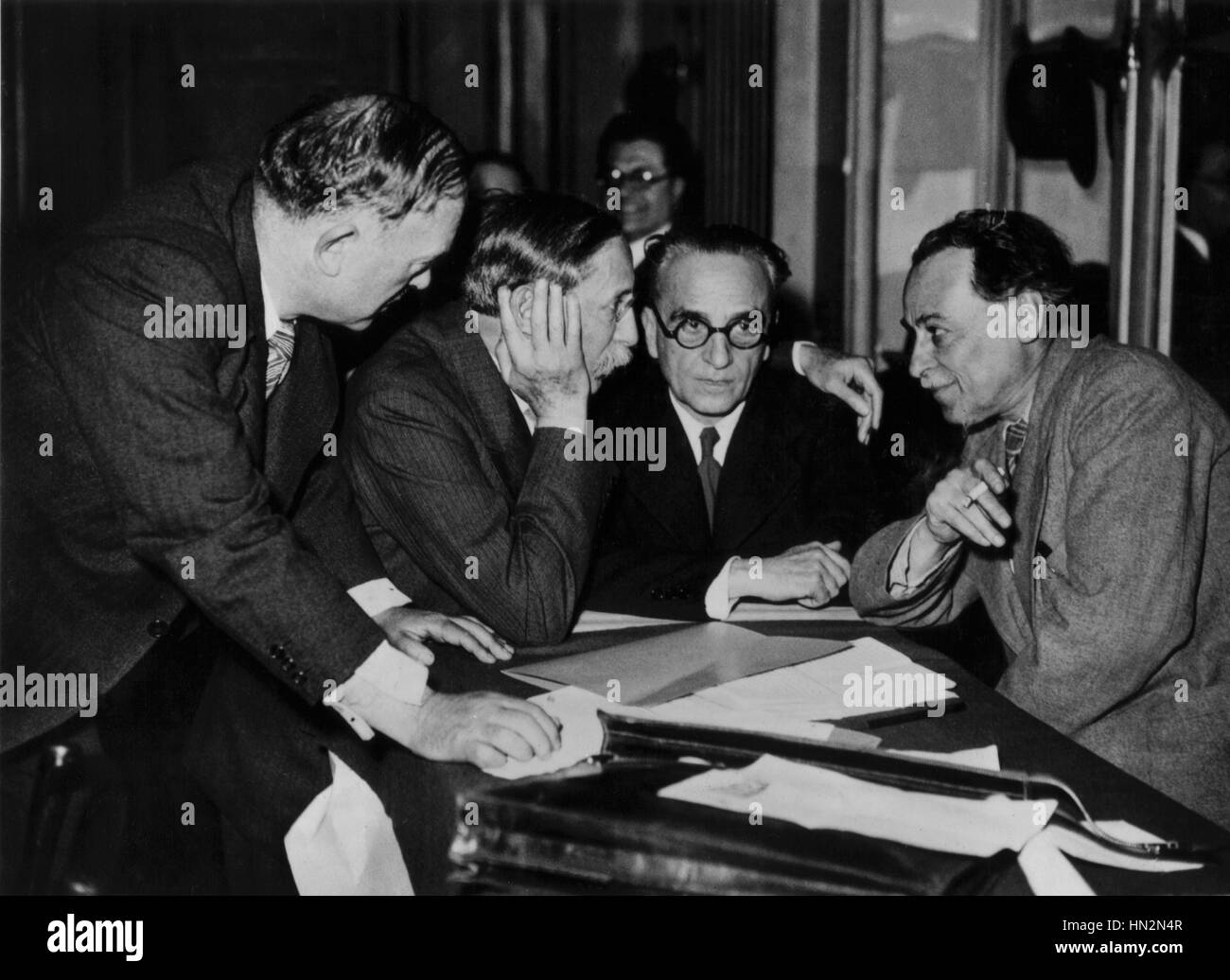 Sitzung des S.F.I.O. (ehemalige französische sozialistische Partei), der Präsident der Volksfront Léon Blum im Gespräch mit, von l. nach r., Vincent Auriol, Paul Faure und Severac. Mai 1936 Stockfoto