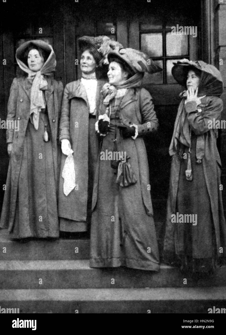 Hauptführer der Sufragettes. Von links nach rechts: Christabel Pankhurst, Frau Pankhurst, Pethick Lawrence, Adela Pankhurst. Anfang des 20. Jahrhunderts Stockfoto