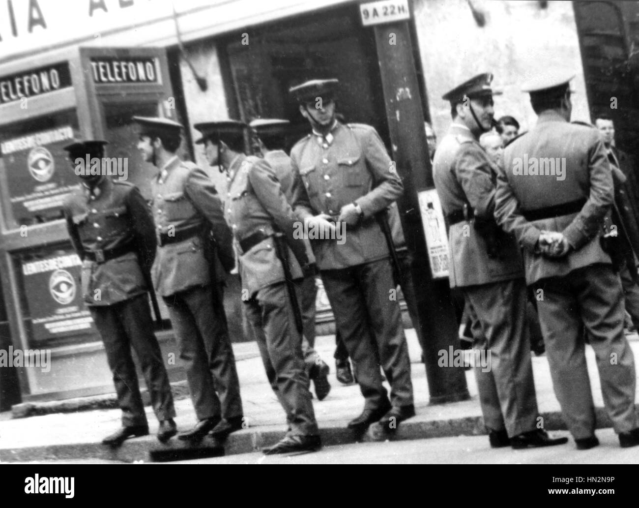 Die ganze Stadt ist unter Kontrolle der Polizei an der Stelle, wo Demonstrationen erwartet werden. Polizisten haben die folgenden Anweisungen: "diejenigen, die mehr als zweimal passieren zu verhaften." 1. Mai 1968 Spanien Foto Blin Stockfoto