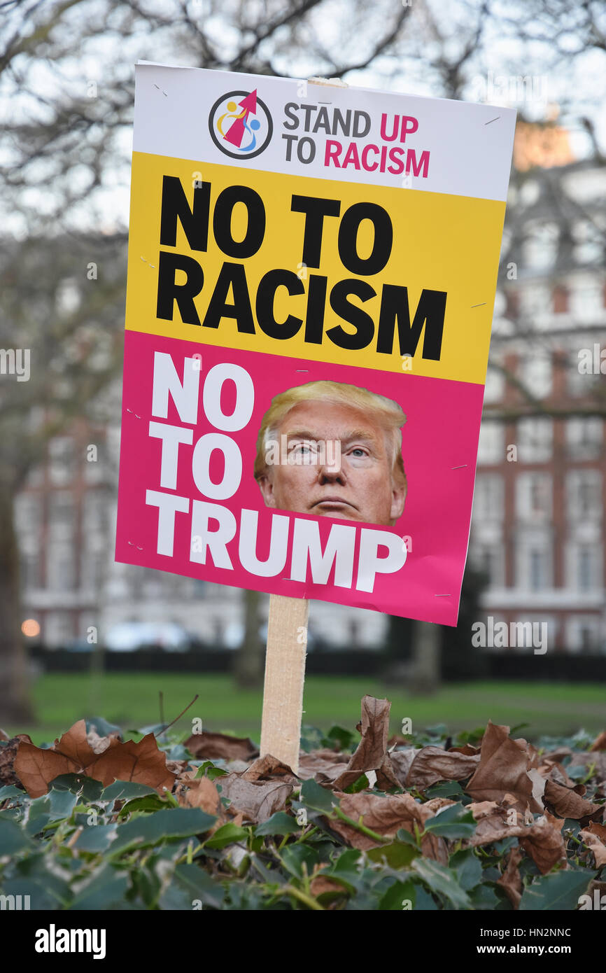 Nein zum Rassismus-Plakat, Ant-Trump-Demonstration vor der US-Botschaft, Grosvenor Square, London. VEREINIGTES KÖNIGREICH Stockfoto