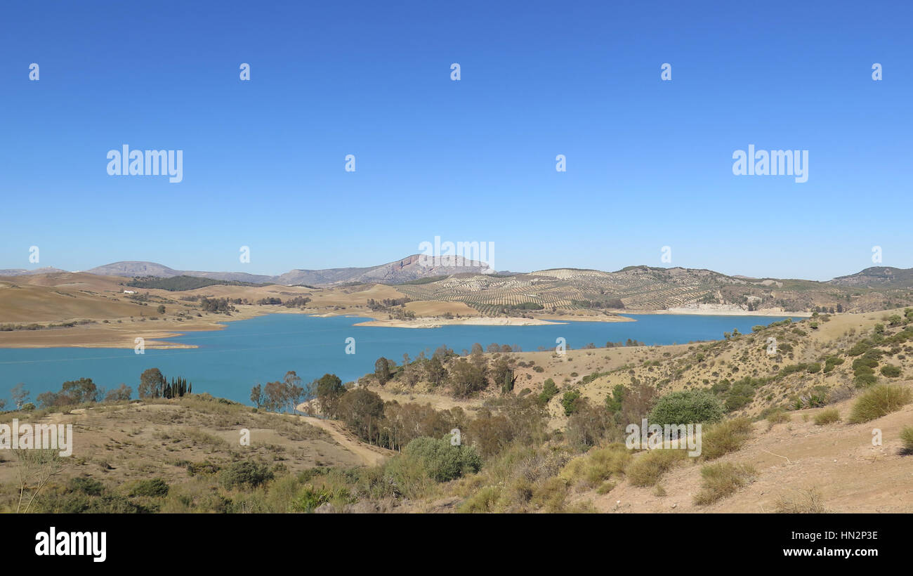 Herbsttag am Stausee in Ardales Region von Andalusien, Spanien Stockfoto