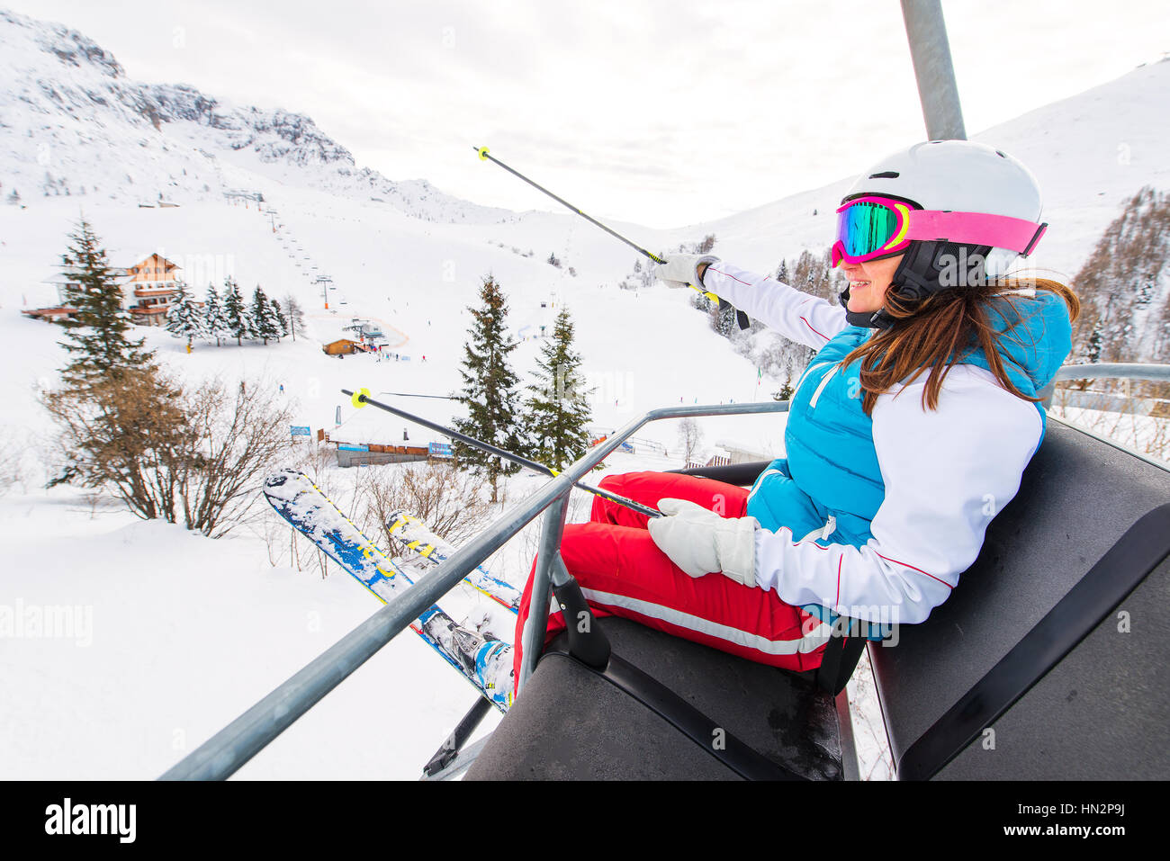 Skifahrerin Sesselbahn im Skigebiet der Alpen Stockfoto