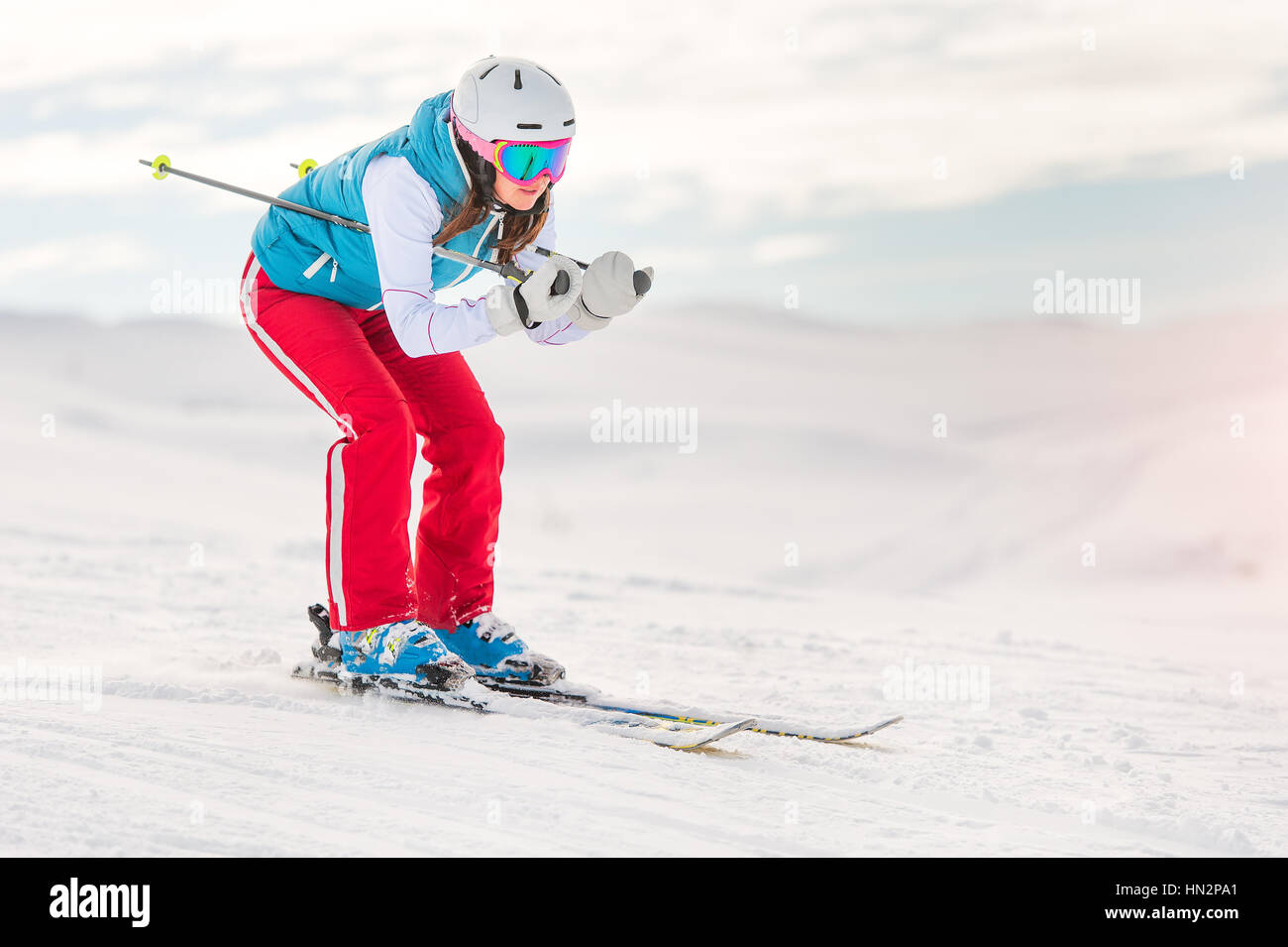 Mädchen Frau Skifahrer in Abfahrtshocke Stockfoto