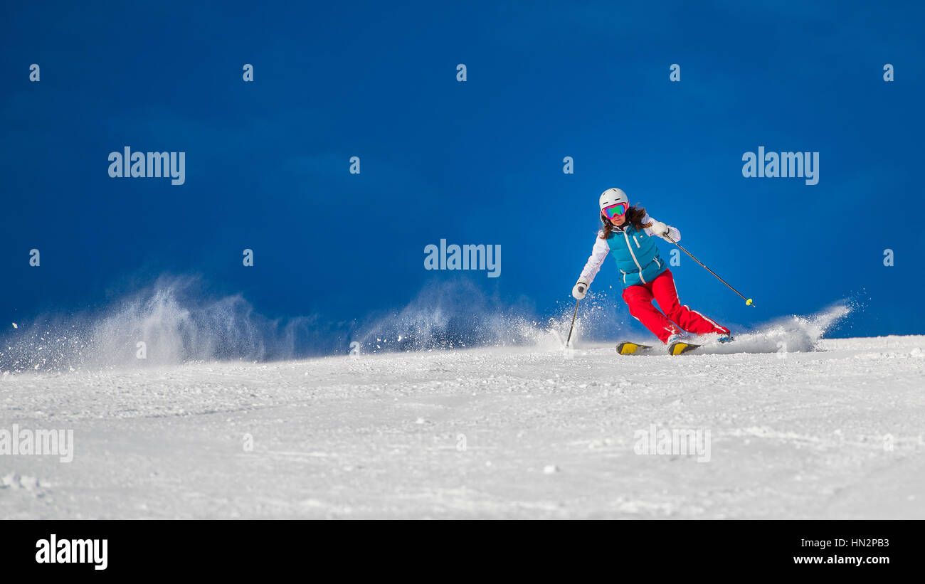 Frau Mädchen Skifahrerin Skifahren bergab im sonnigen Tag ich Stockfoto