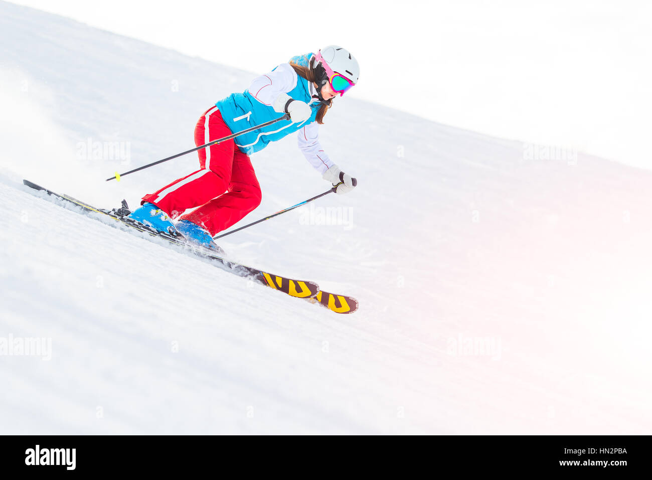 Frau-Mädchen weibliche auf Ski-Abfahrt Stockfoto