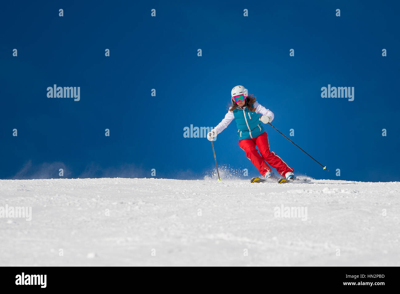 Frau Mädchen Skifahrerin Skifahren bergab im sonnigen Tag ich Stockfoto