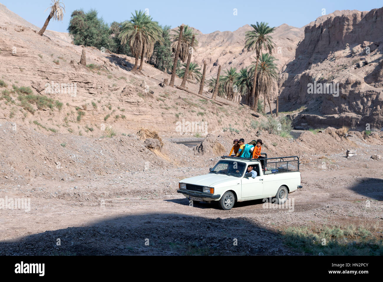 Iranischen Familie auf einem Pickup in der Wüste Stockfoto