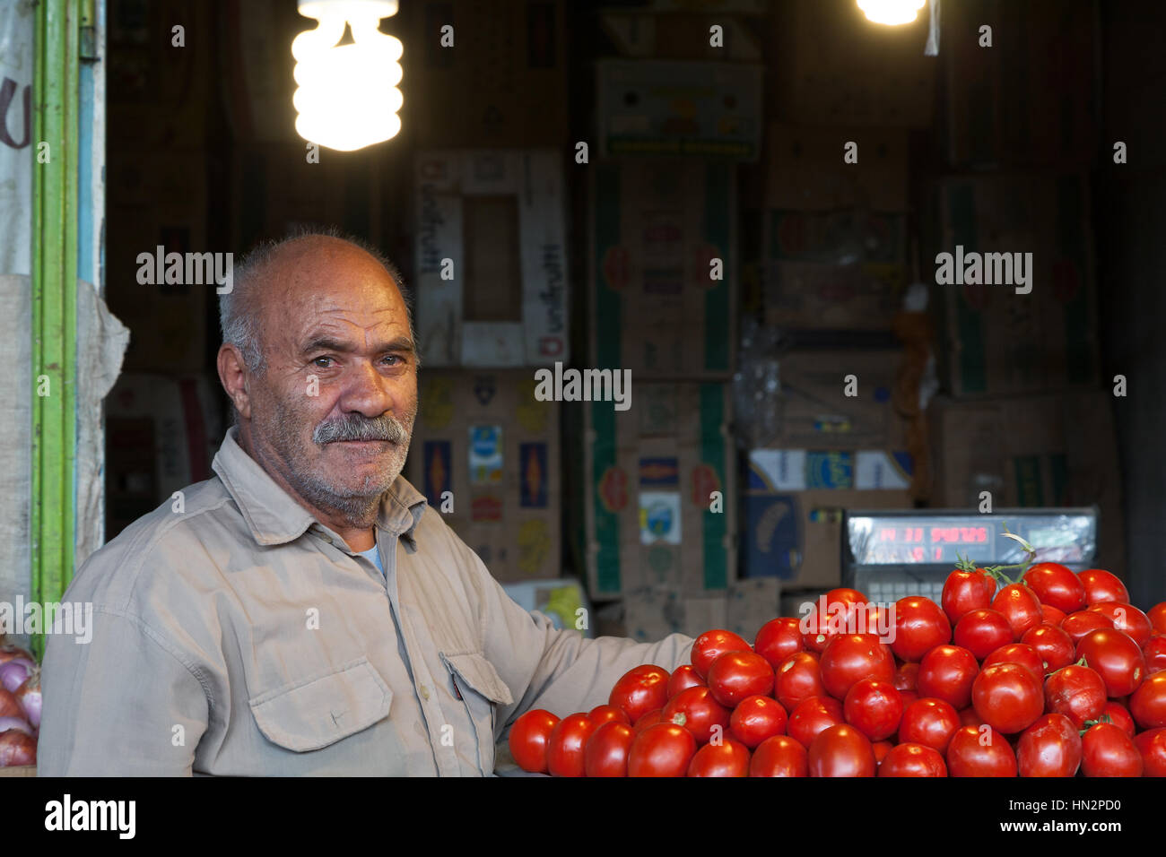 Tomaten Verkäufer Porträt, alte Basar Kerman, Iran Stockfoto