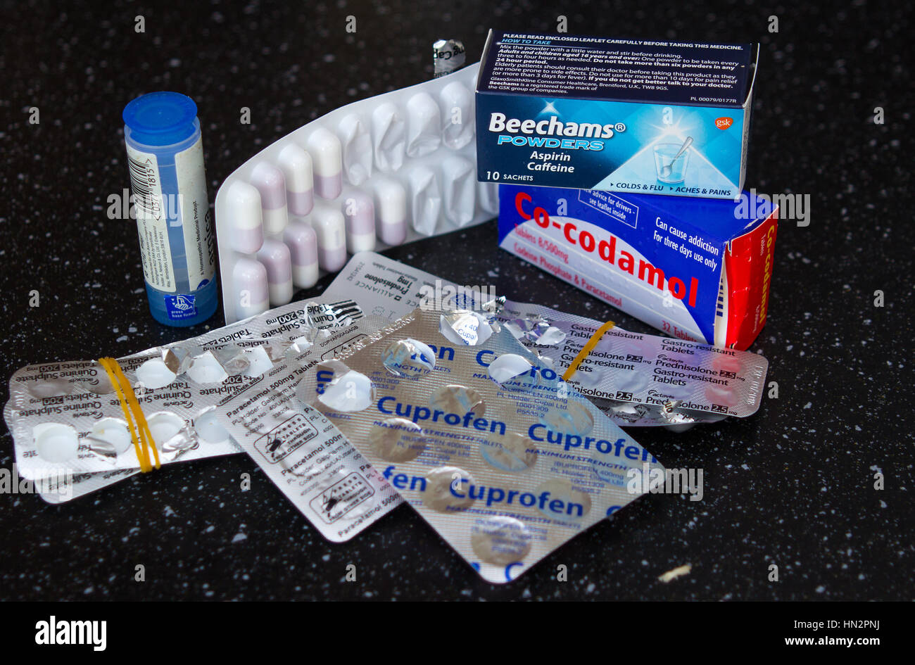 Eine Auswahl von Medikamenten, die täglich von einer 70 Jahre alten Frau, einschließlich Schmerzlinderung und Cortison genommen Stockfoto