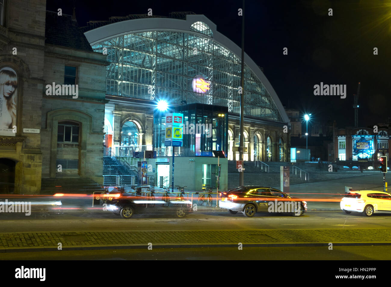 Vom Bahnhof Liverpool Lime Street bei Nacht Stockfoto