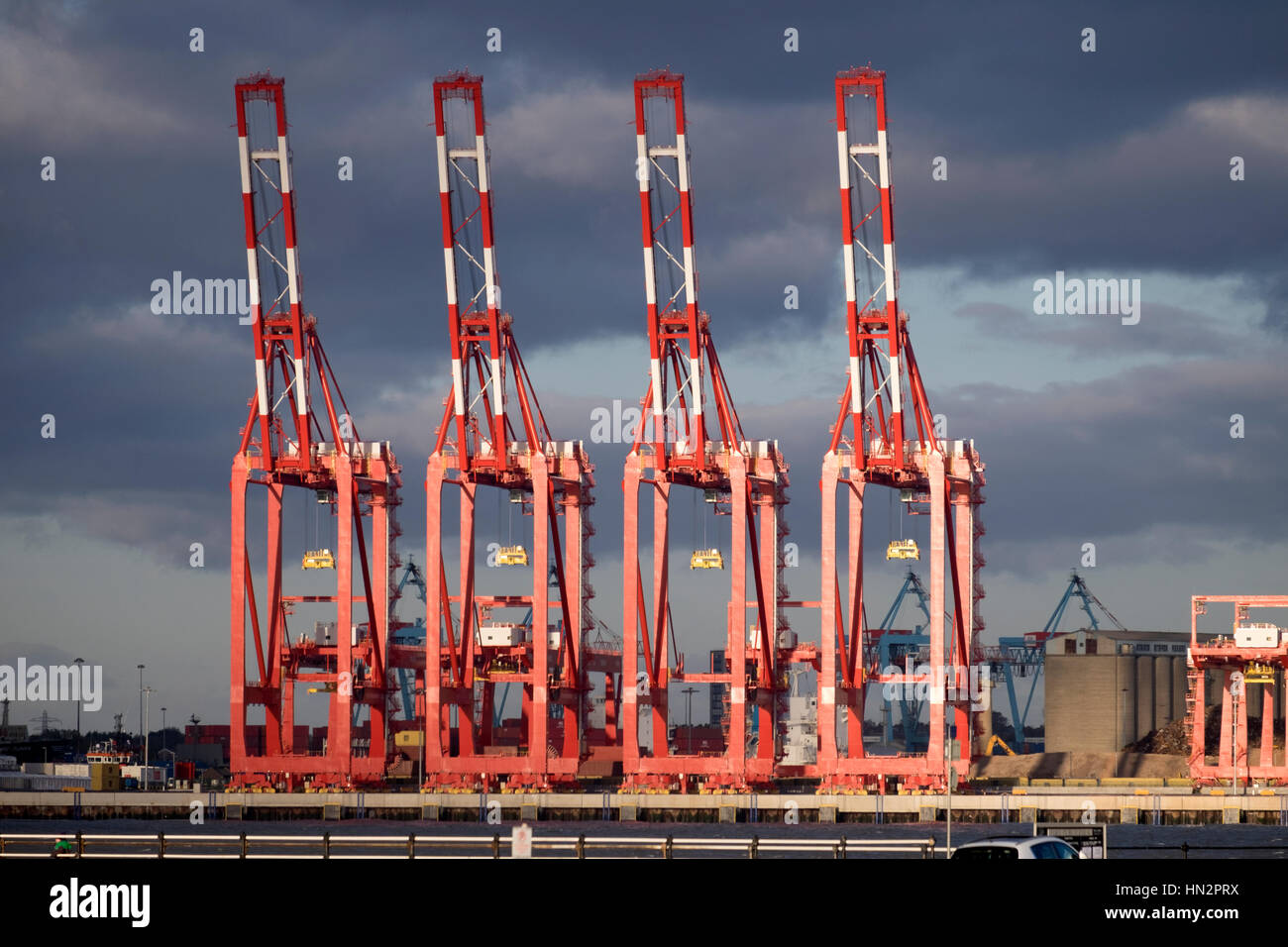 Frachtkrane an den Liverpool Docks Stockfoto