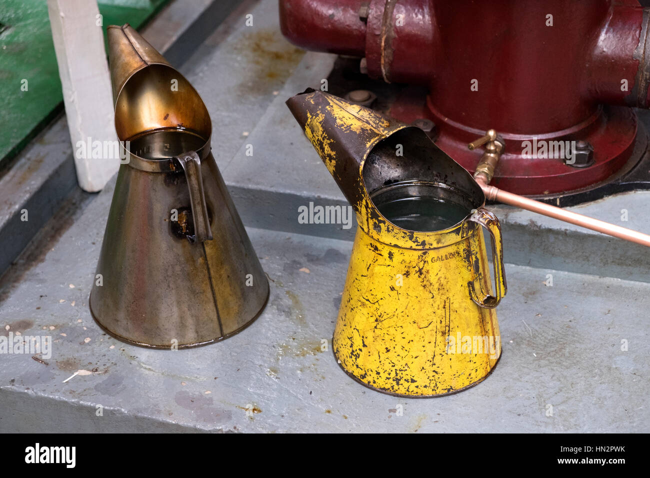 Öleinfüller in der Werkstatt Stockfoto