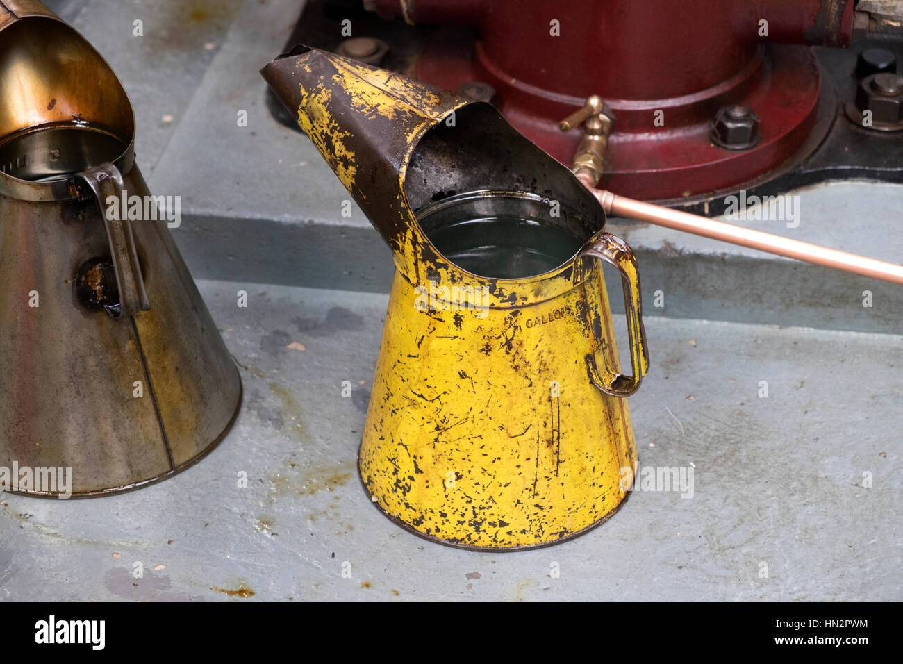 Öleinfüller in der Werkstatt Stockfoto