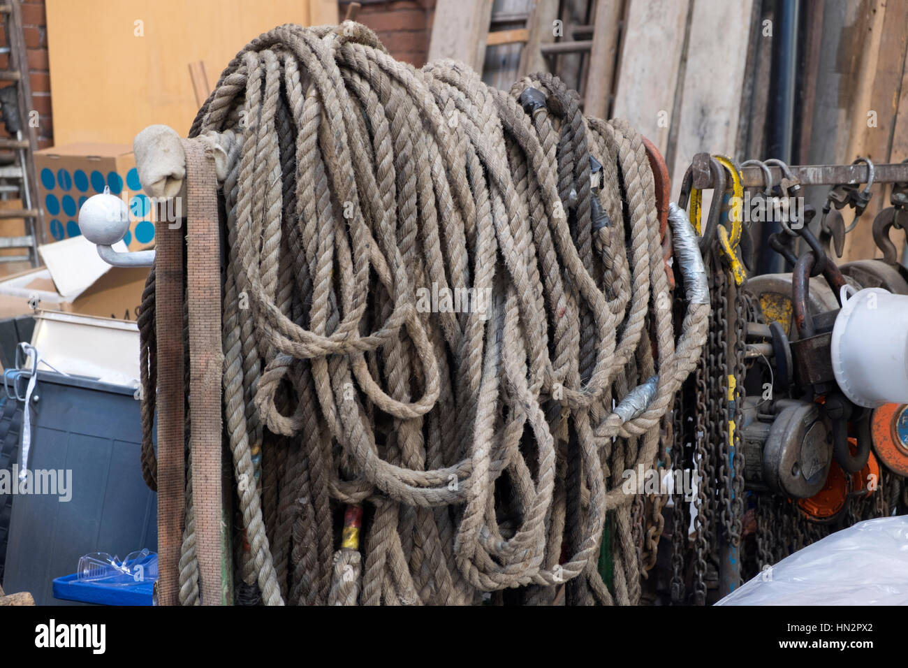 Seile und Ketten in der Werkstatt Stockfoto
