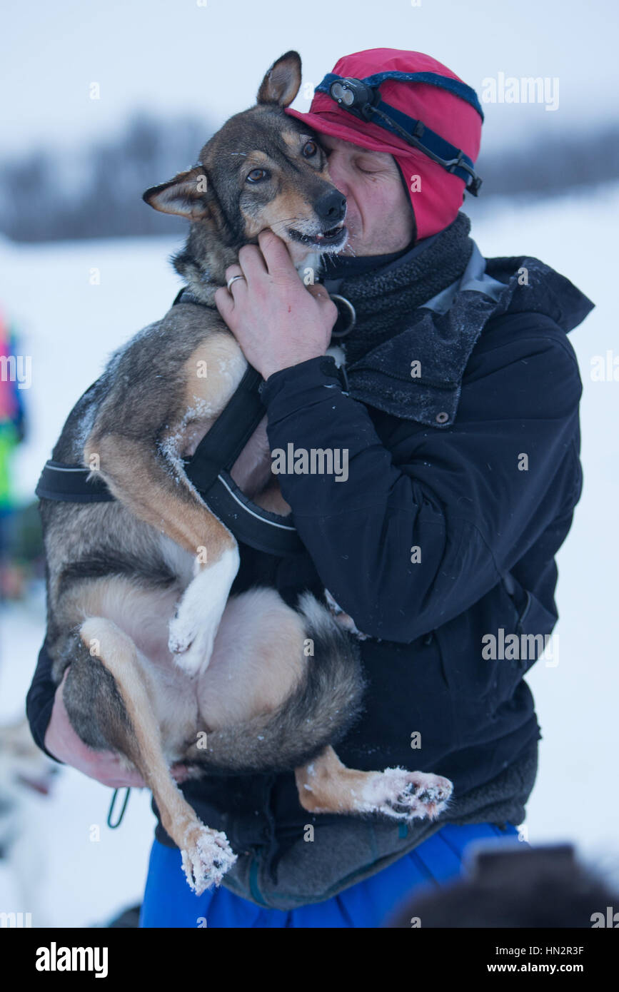 Jan Vidar Dahle kuschelt einen Hund nach dem Abschluss seiner letzten Rennens vor seinem Ausscheiden aus dem Sport. 12. im 650 Klasse Rennen belegte er den. -Nyborgmoen, noch Stockfoto