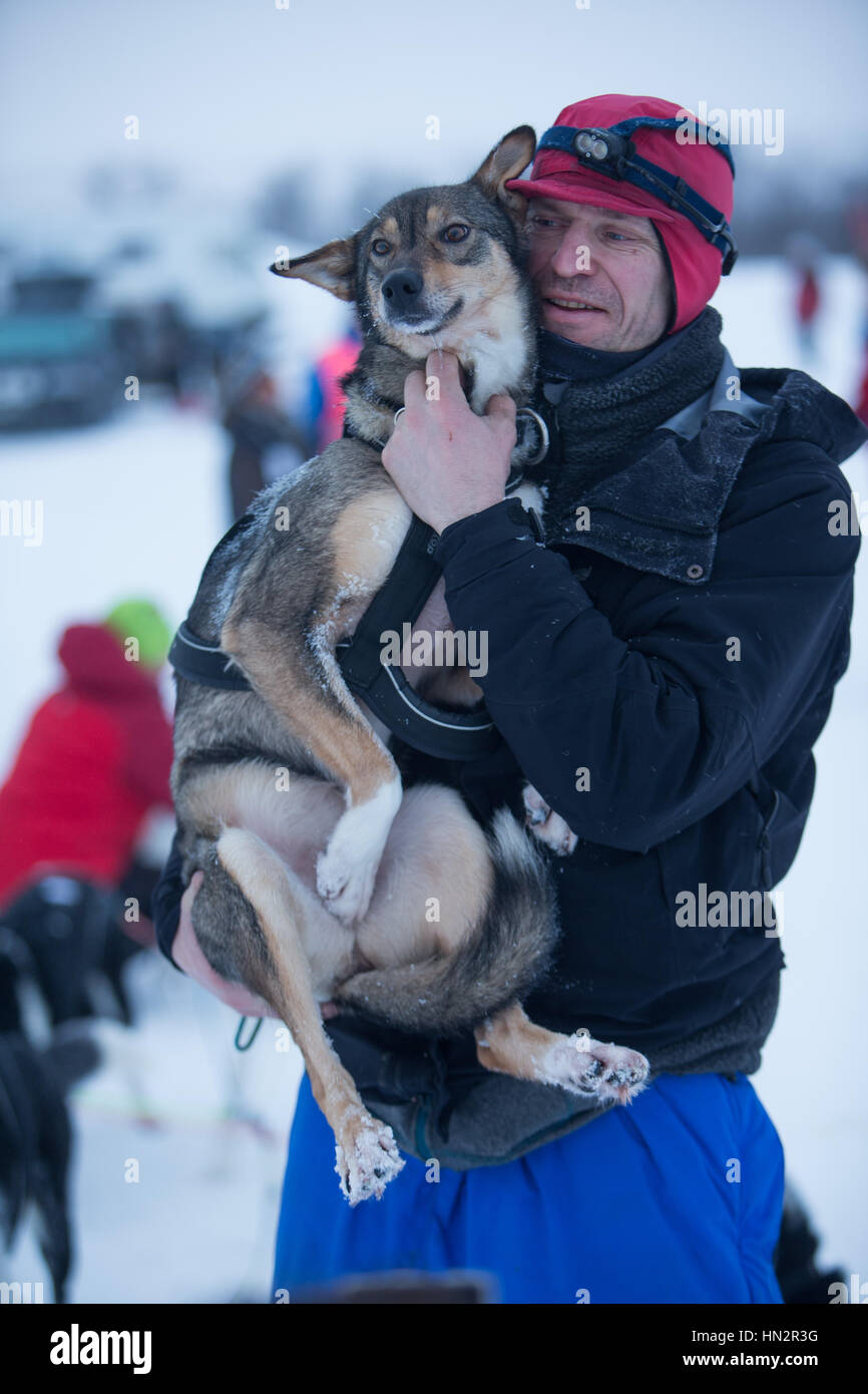 Jan Vidar Dahle kuschelt einen Hund nach dem Abschluss seiner letzten Rennens vor seinem Ausscheiden aus dem Sport. 12. im 650 Klasse Rennen belegte er den. -Nyborgmoen, noch Stockfoto