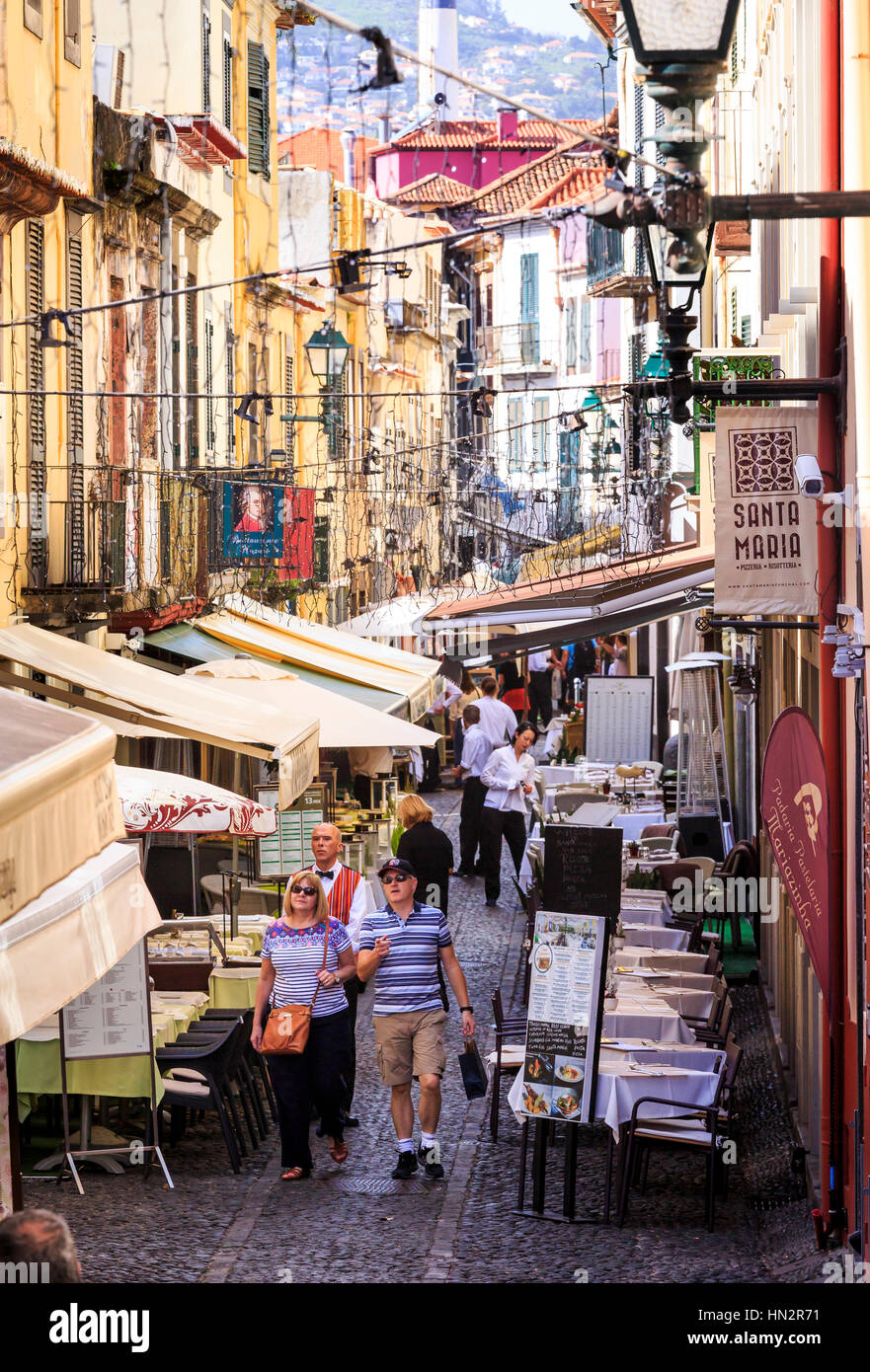 Zona Velha Altstadt laufen de Santa Maria Straße und Restaurants, Funchal, Madeira Stockfoto