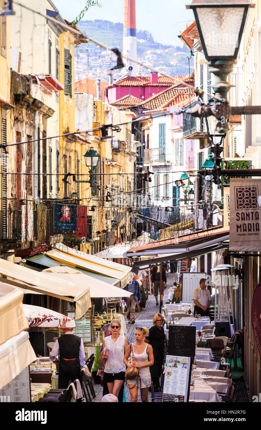 Zona Velha Altstadt laufen de Santa Maria Straße und Restaurants, Funchal, Madeira Stockfoto