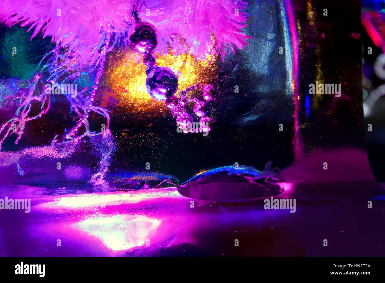 Weihnachtsschmuck im Inneren des Eis-Statuen in der Nacht mit Lichtern Stockfoto