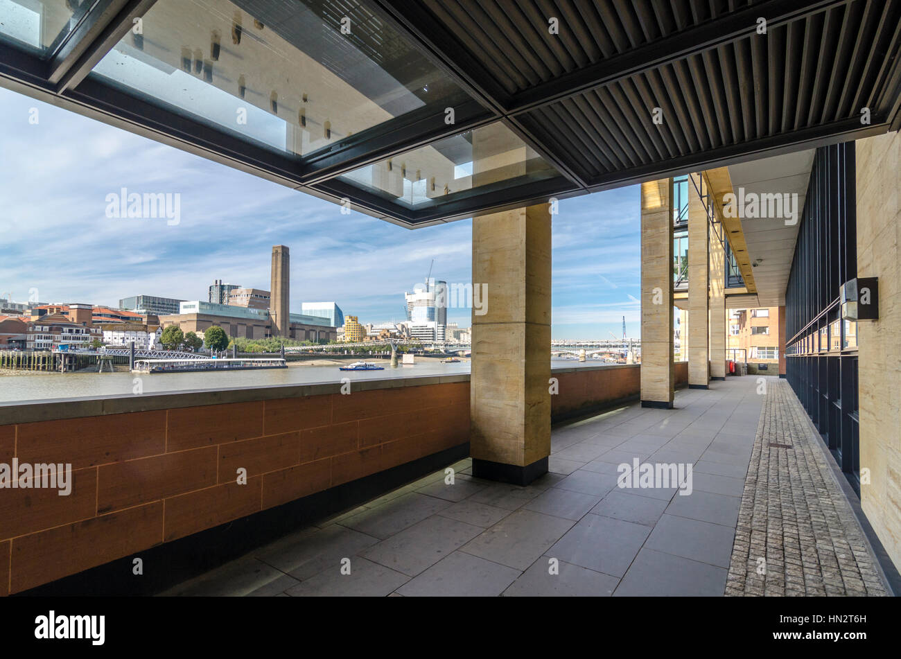 Thames Path am Nordufer, Blick über den Fluss zur Tate Modern. London, UK Stockfoto