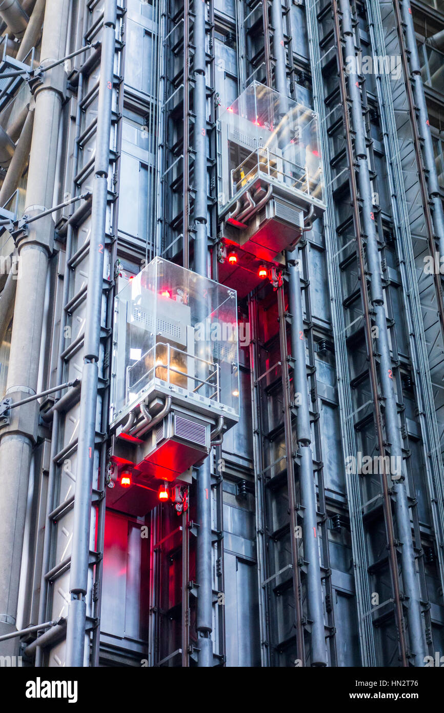 Zwei Aufzüge an der Außenseite der Lloyds building, City of London, UK Stockfoto