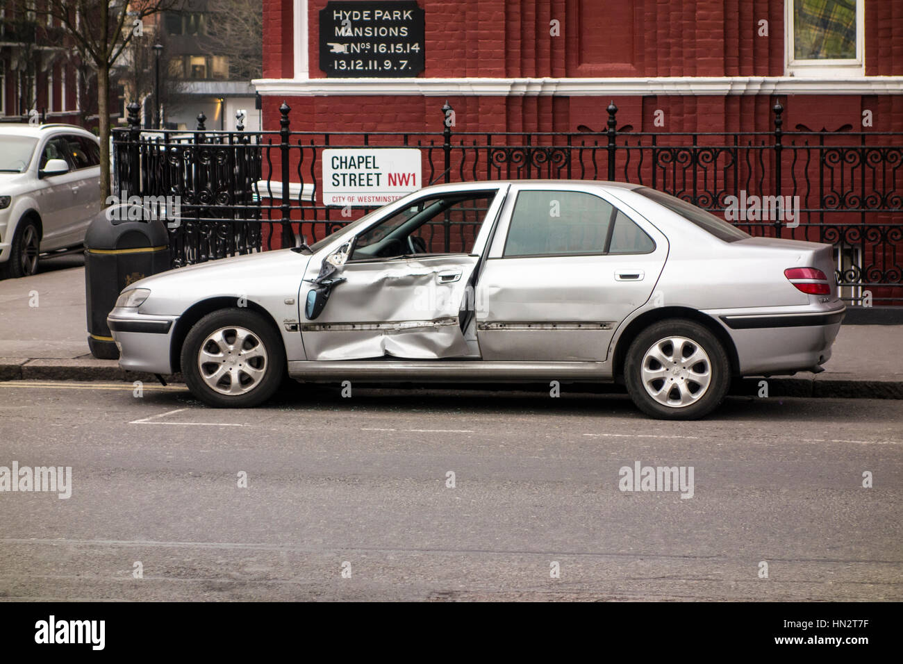 Beschädigtes Auto parkte auf der Seite der Straße, London, UK Stockfoto