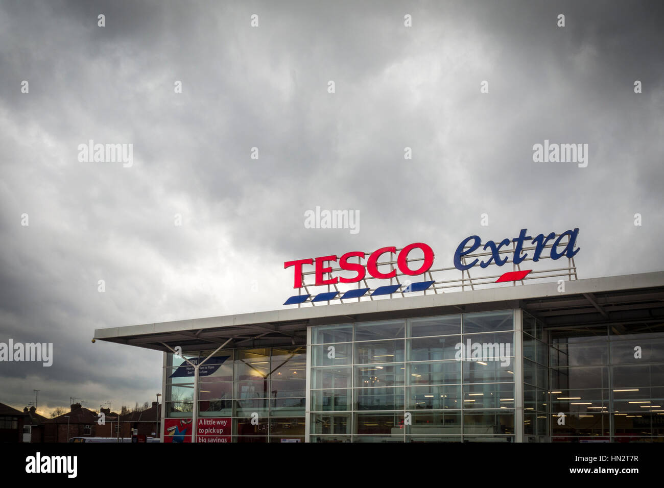 Tesco Extra speichern mit dunklen Wolken overhead Stockfoto