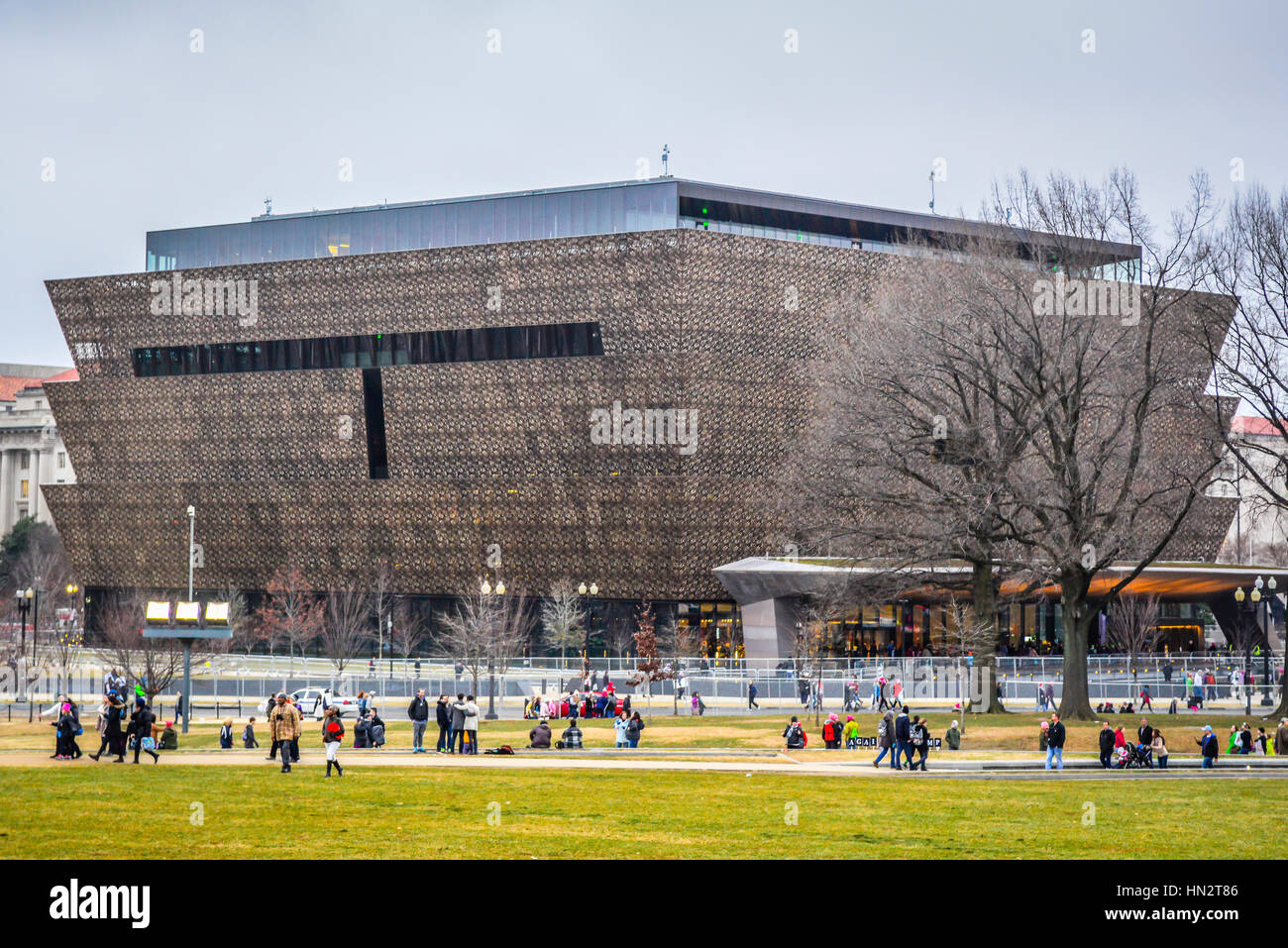 Menschen auf dem Gelände des National Museum of African American History und Kultur, eine Smithsonian Institution in Washington, D.C. Stockfoto