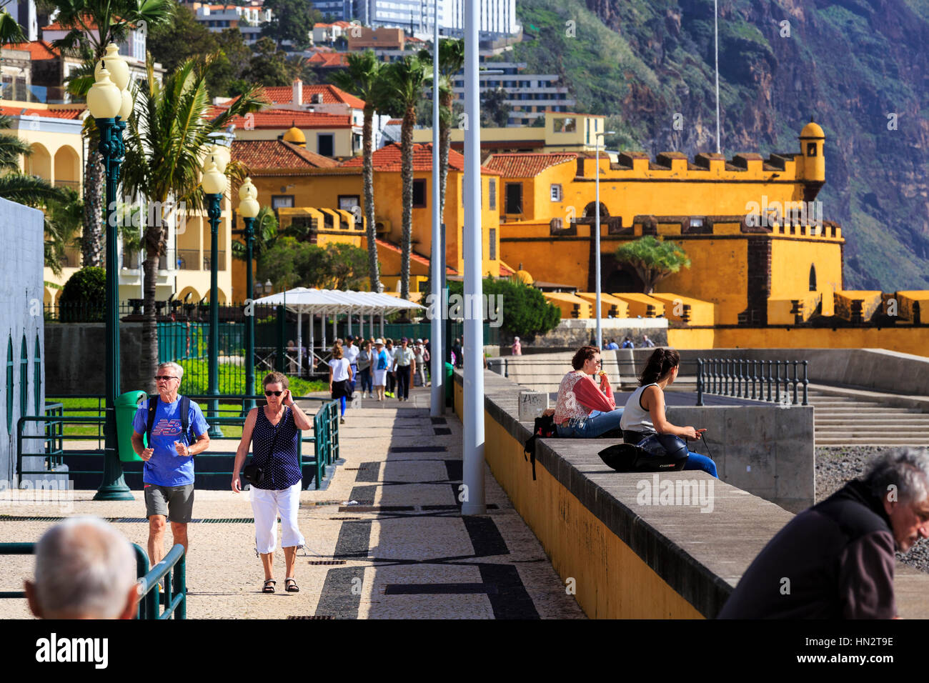 paar zu Fuß entlang der Promenade und Museu de Arte Contemporânea - Fortaleza de Santiago, Funchal, Madeira Stockfoto