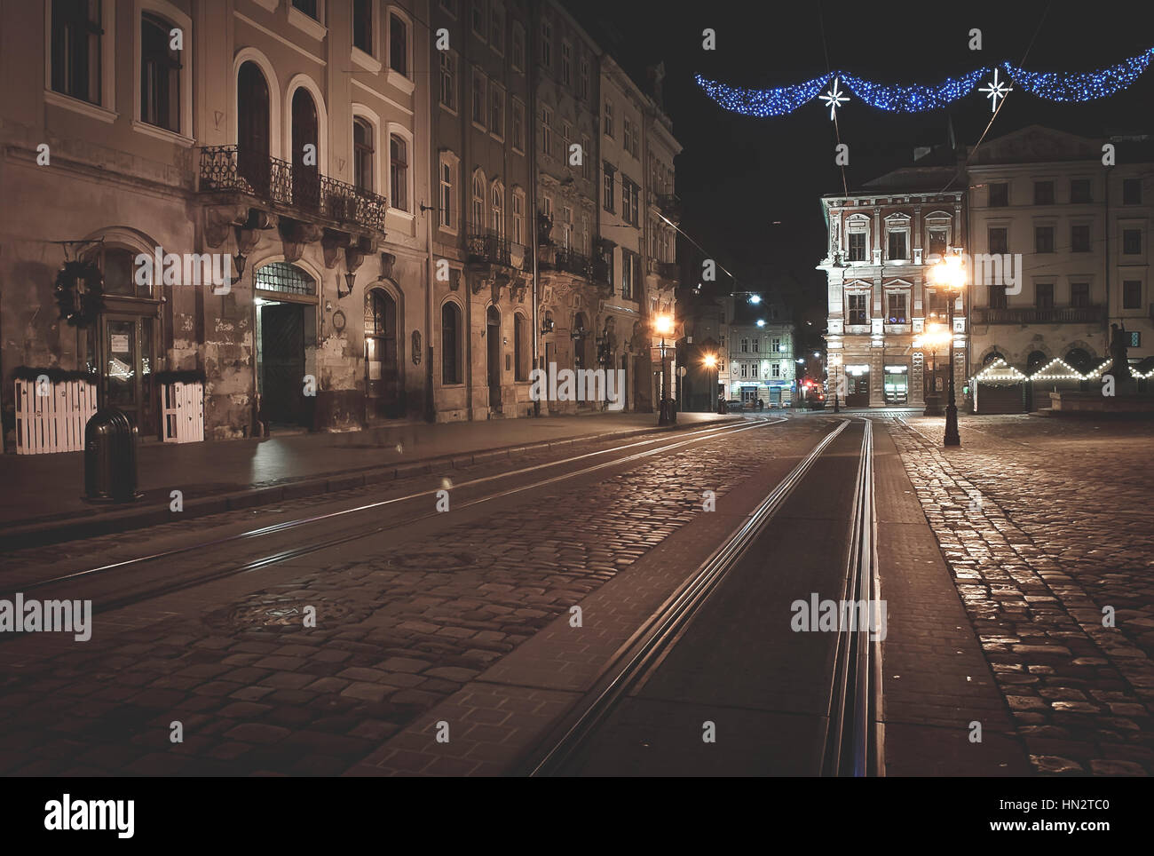 Alte Stadt mit Weihnachtsdekoration und Licht in der Nacht Stockfoto