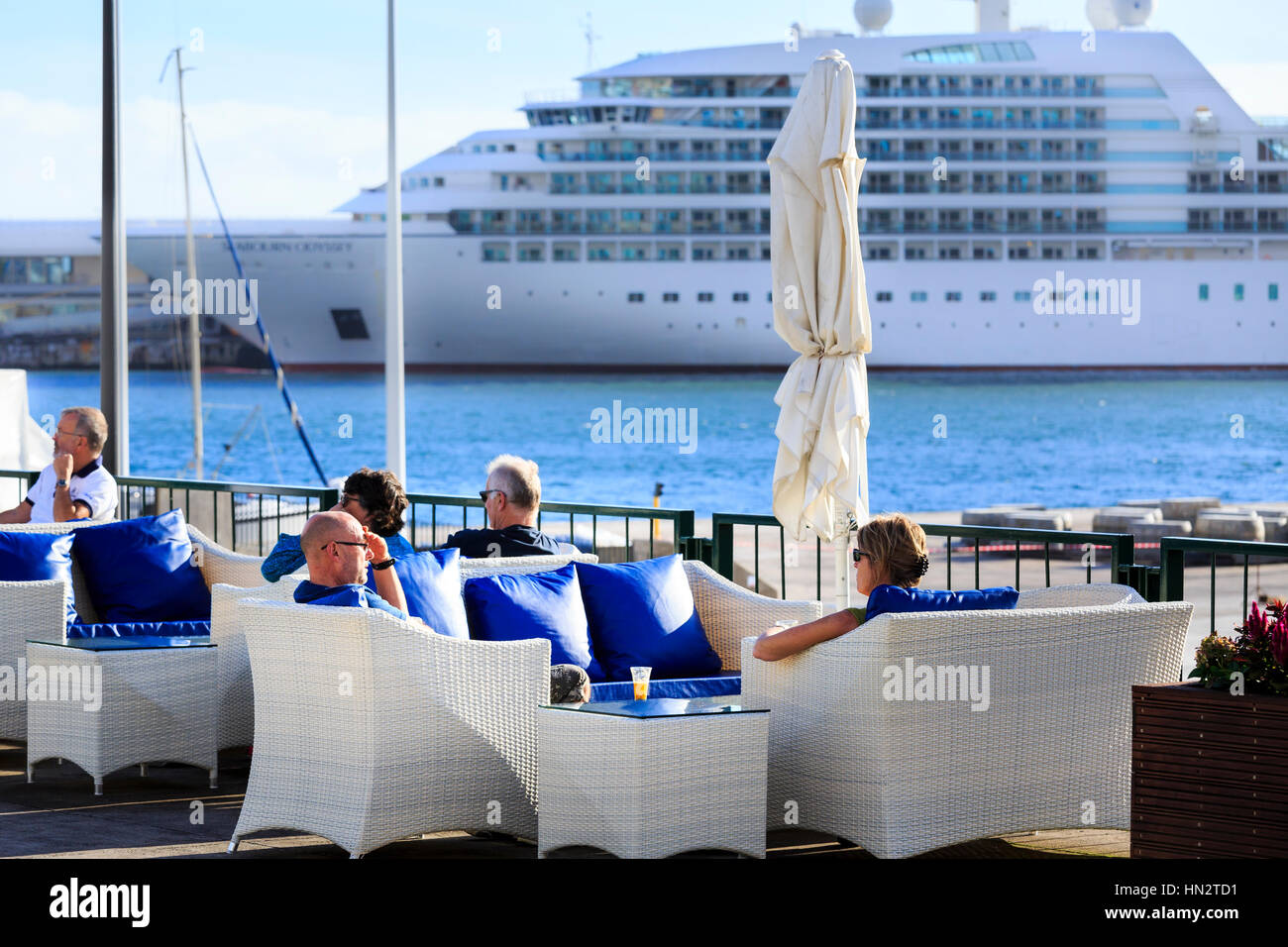 am Wasser Cafés mit Kreuzfahrtschiff hinter, Funchal, Madeira Stockfoto