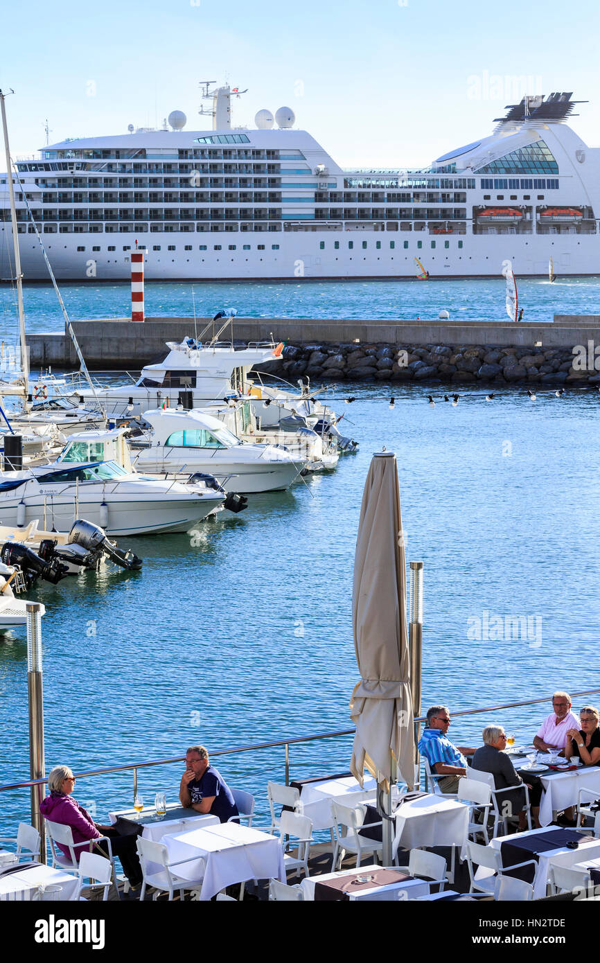 am Wasser Cafés mit Kreuzfahrtschiff hinter, Funchal, Madeira Stockfoto