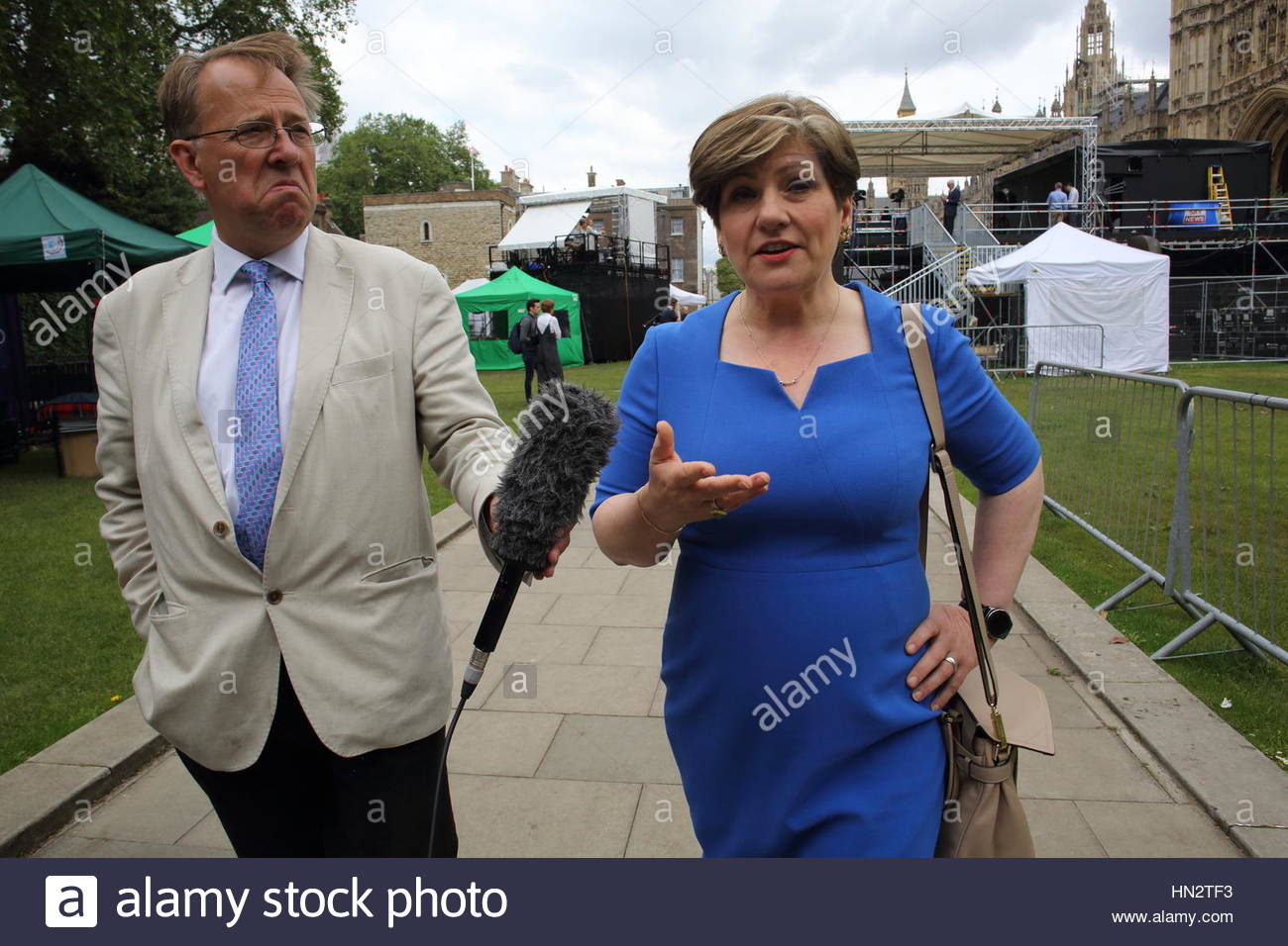 Emily Thornberry, Arbeits-Wartungstafel, wird kurz nach dem Austritt Ergebnis von Michael Crick für Channel 4 News in Westminster interviewt. Stockfoto