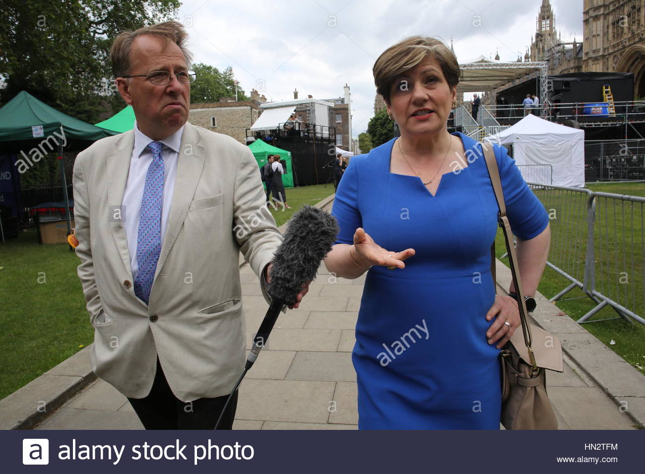 Emily Thornberry, Arbeits-Wartungstafel, wird kurz nach dem Austritt Ergebnis von Michael Crick für Channel 4 News in Westminster interviewt. Stockfoto