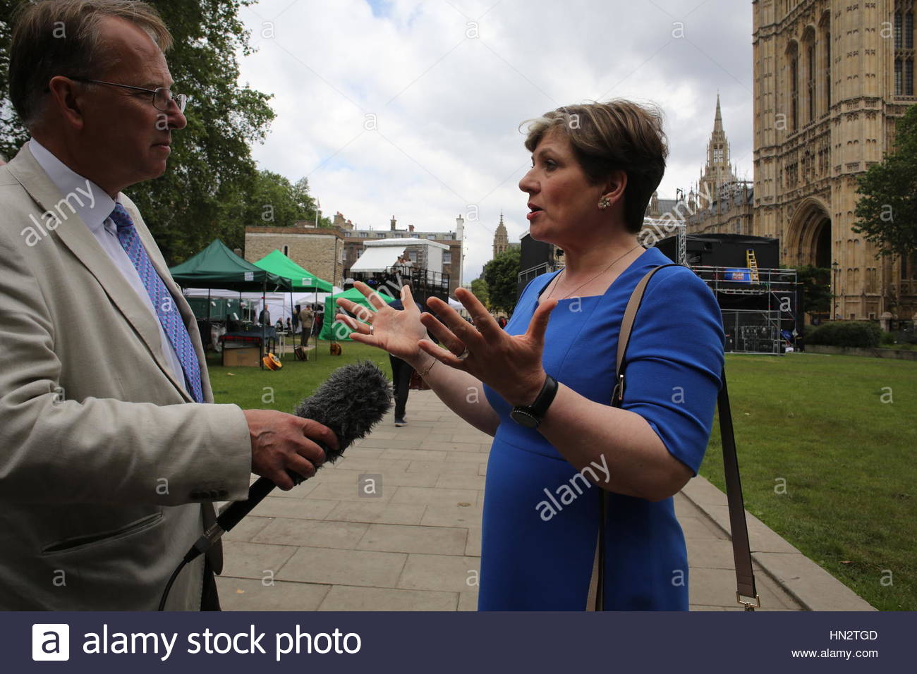 Emily Thornberry, Arbeits-Wartungstafel, wird kurz nach dem Austritt Ergebnis von Michael Crick für Channel 4 News in Westminster interviewt. Stockfoto