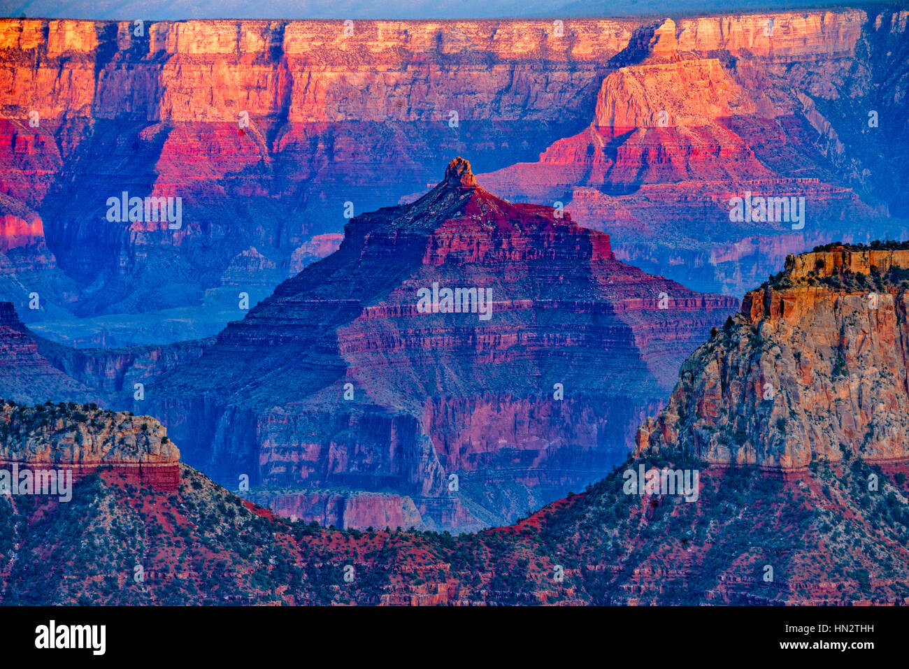 Blick vom Bright Amgel Point, Grand Canyon National Park North Rim, Arizona Brahma und ZOraster Tempel Stockfoto