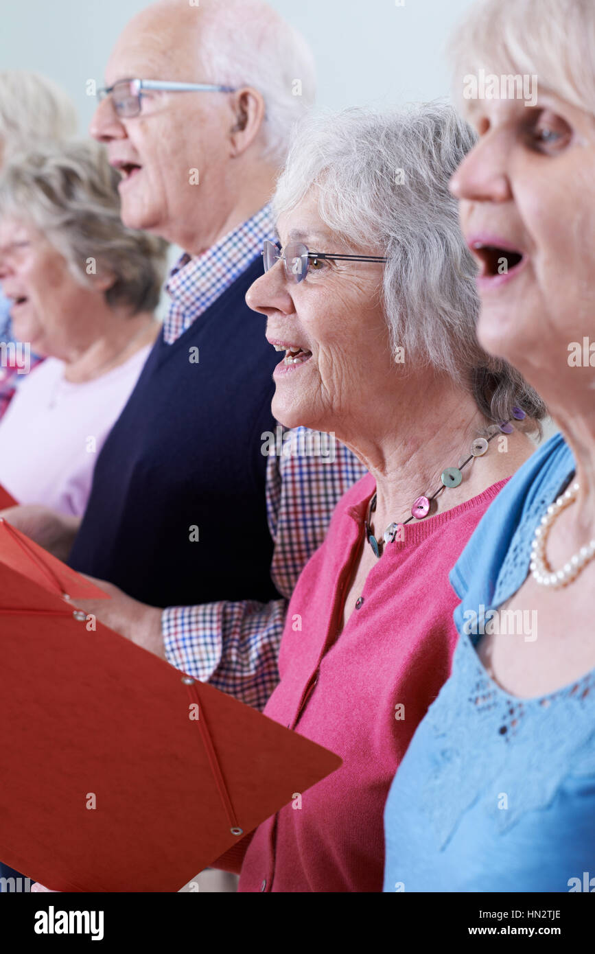 Gruppe von Senioren gemeinsam im Chor singen Stockfoto