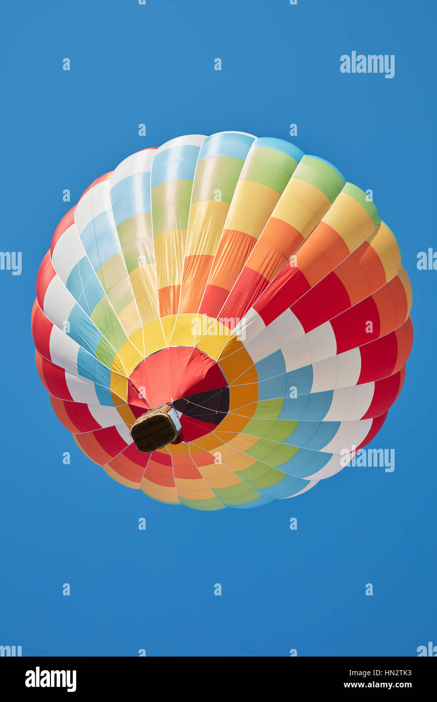 Heißluft-Ballon, bunte Aerostat am blauen Himmel, niedrigen Winkel Ansicht Stockfoto