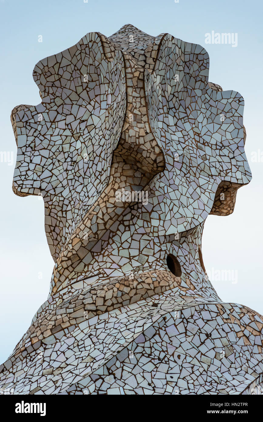 Barcelona, Gaudí ist die Pedrera (Casa Mila) auf dem Dach mit seiner ungewöhnlichen Schornsteine, Katalonien, Spanien Stockfoto