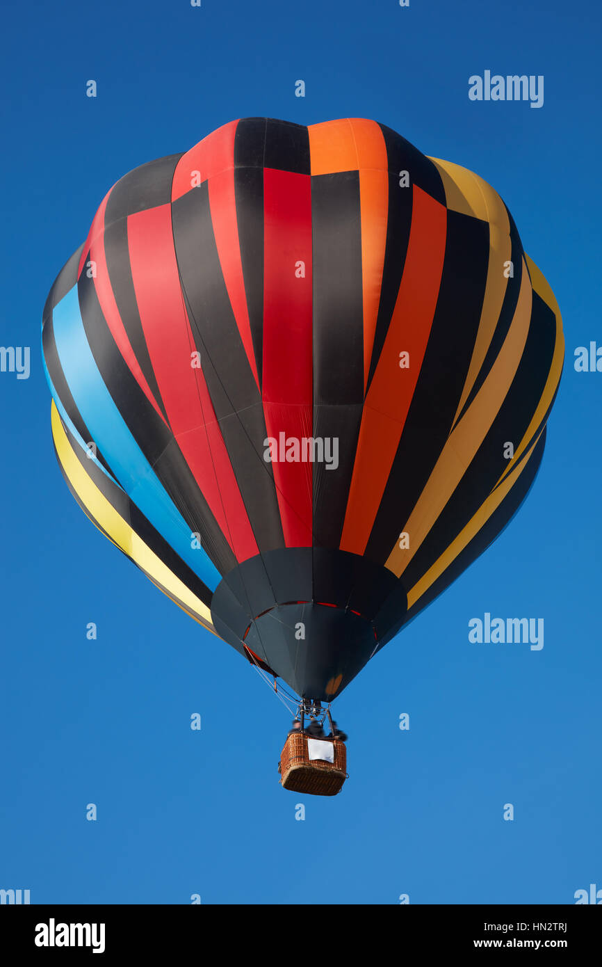Heißluft-Ballon, bunte Aerostat mit Menschen am strahlend blauen Himmel Stockfoto