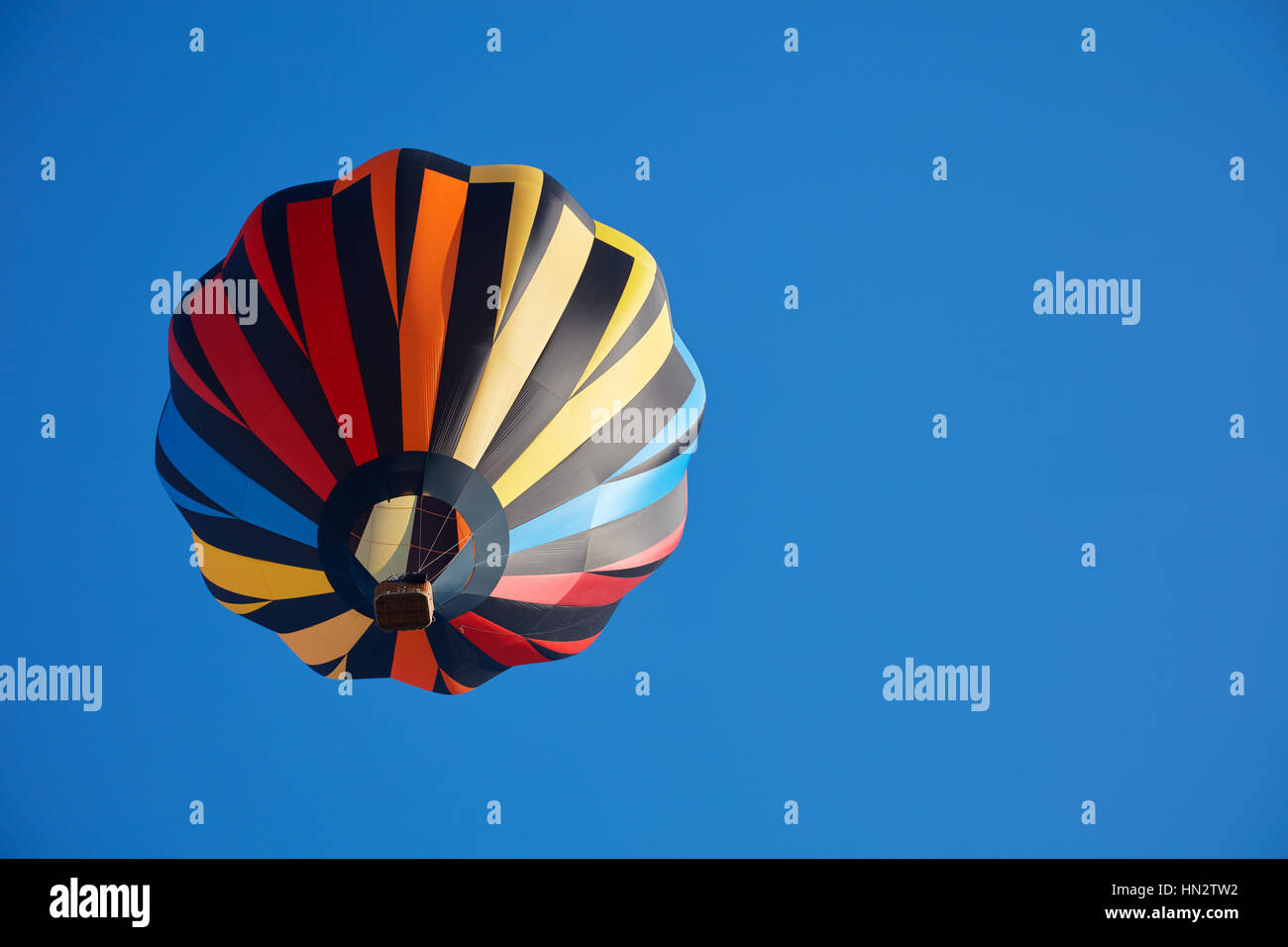 Heißluftballon, eine bunte Aerostat am blauen Himmel Stockfoto