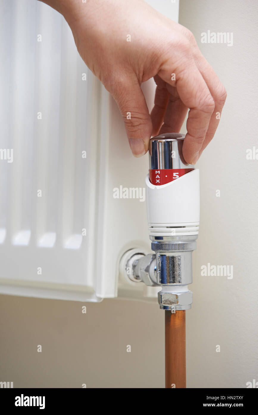 Nahaufnahme von Hand einstellen Heizung Thermostat Stockfoto