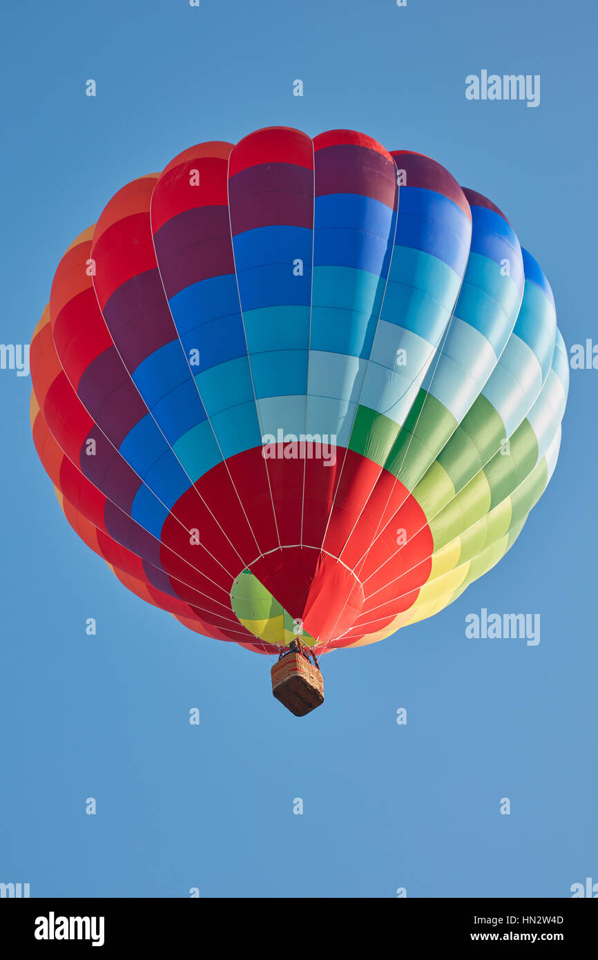 Heißluft-Ballon, bunte Aerostat am strahlend blauen Himmel an einem sonnigen Tag Stockfoto