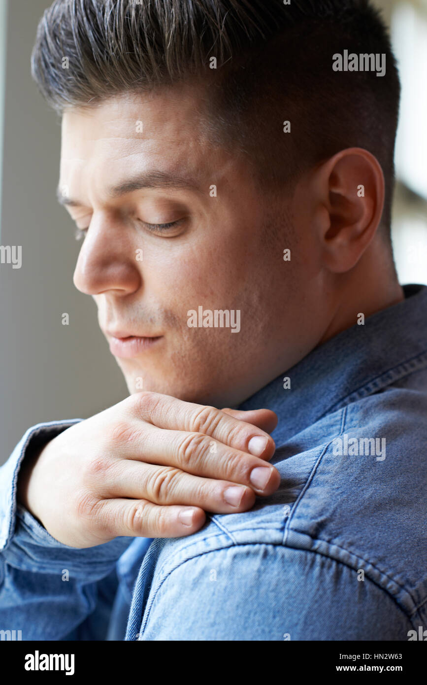 Mann Bürsten Schuppen von Schultern Stockfoto