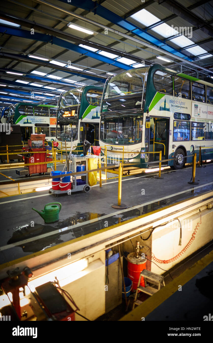 Wartung der Flotte von aufgeschlüsselt doppelte Decker Busse bei Stagecoach Betreiber Wythenshawe Busdepot in Manchester, England, UK Stockfoto