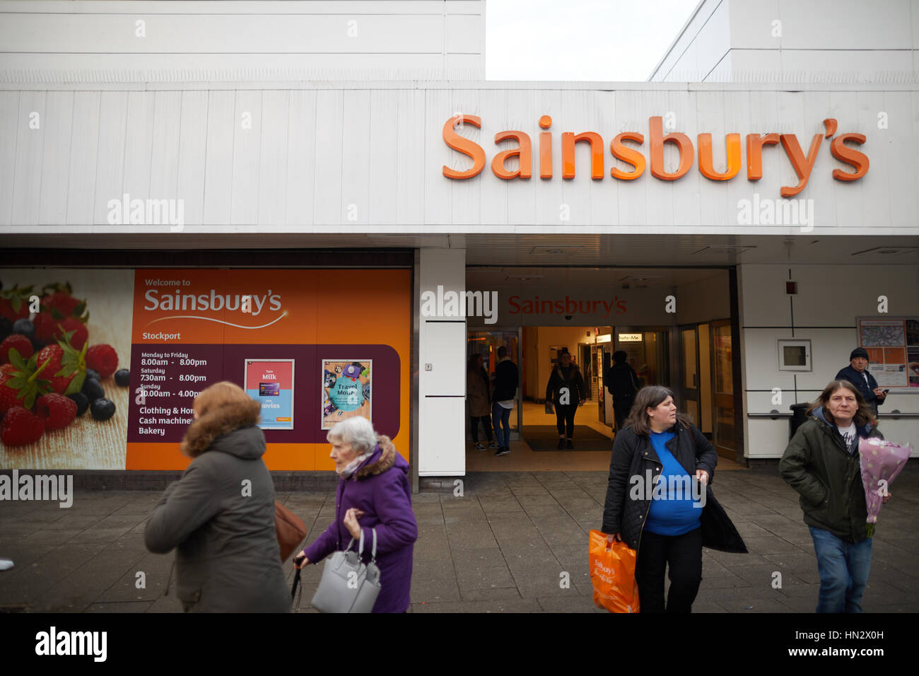 Stumpf Wintertag zeigt das äußere des Stockport Stadtzentrum Sainsbury Supermarkt in Cheshire, England, UK. Stockfoto