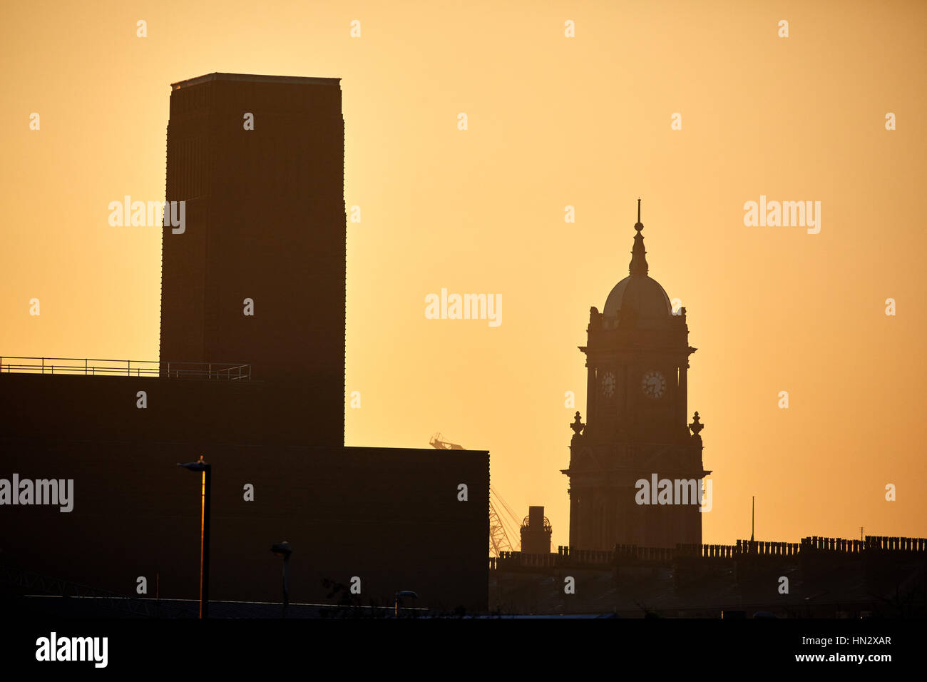 Goldene orange Sonnenaufgang hinter Silhouette Skyline von Birkenhead Turm in Wallasey, Merseyside, Wirral, England, UK. Stockfoto