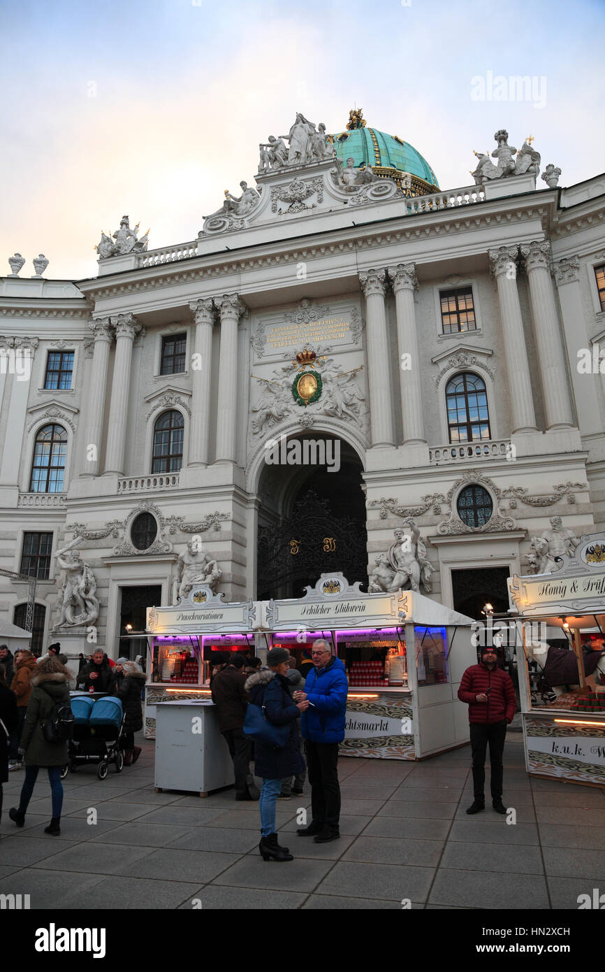 Weihnachtsmarkt-Ständen auf Michaeler, Hofburg, Wien, Österreich, Europa Stockfoto