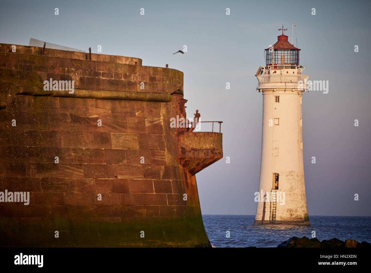 Liverpool Bucht Sonnenaufgang in New Brighton Fort Perch Rock und Leuchtturm Meer Promenade in Wallasey, Merseyside, Wirral, England, UK. Stockfoto