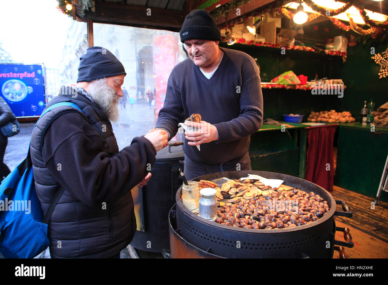Weihnachtsmarkt am Rathausplatz, Maroni-Verkaeufer, geröstete Kastanien, Wien, Österreich, Europa Stockfoto